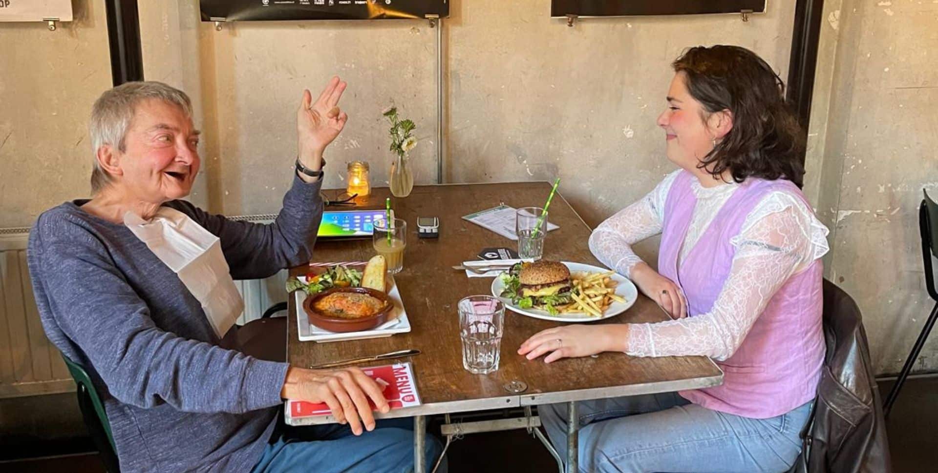 Maatjes Hans en Isabelle wandelen samen