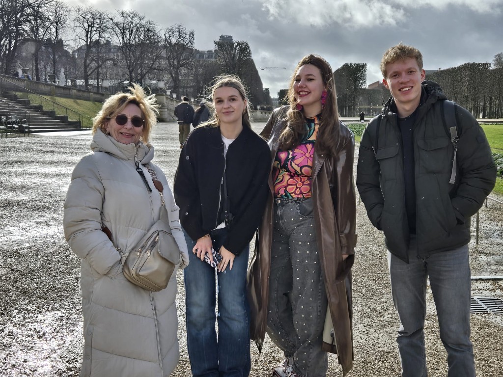 Young people and seniors together in the park during a citytrip