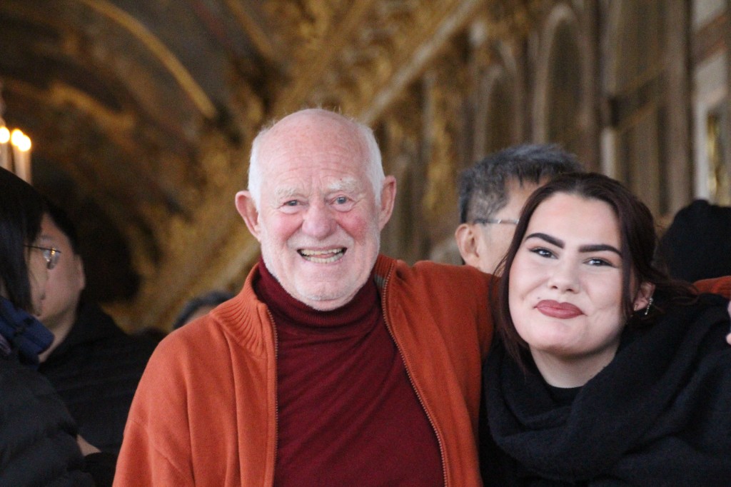 A young person and a senior together on a citytrip