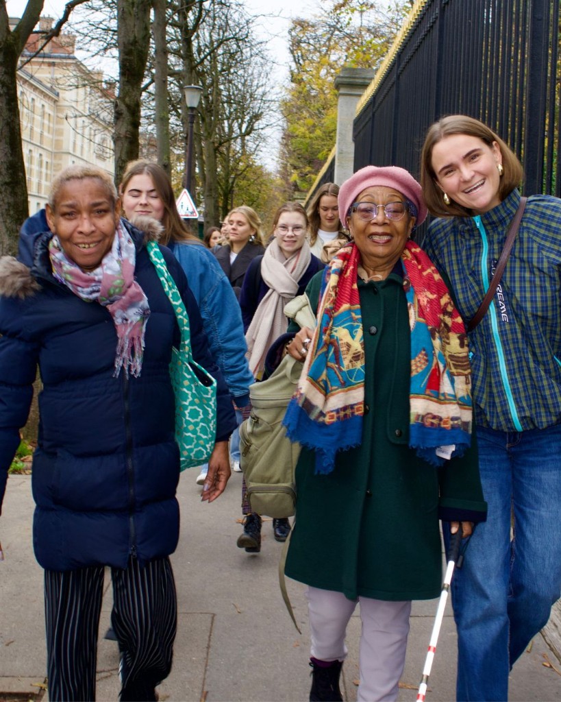 Young people and seniors out and about together during a citytrip